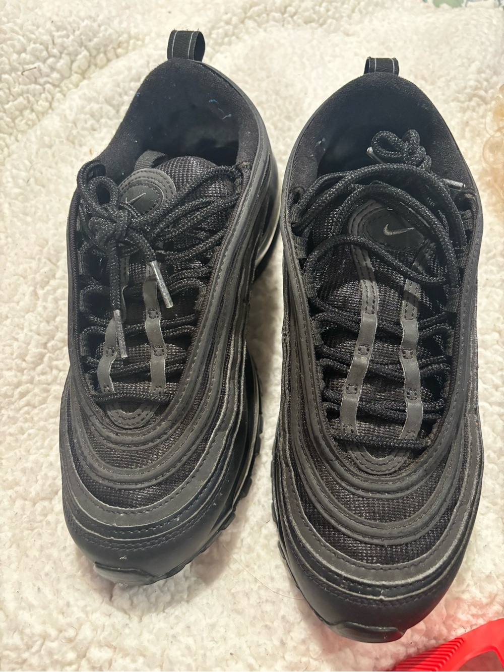 Nike Black Women's Low-Top Sneakers with Reflective Strips